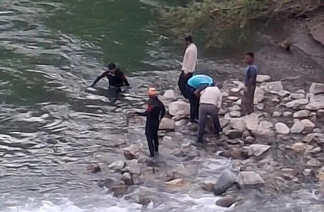 Bitlis’te dereye giren 3 kardeşten biri hayatını kaybetti, birini babası kurtardı, diğeri ise kayıp