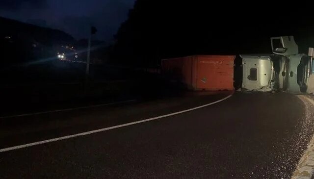 Askeri mühimmat yüklü tır devrildi, yol ulaşıma kapatıldı