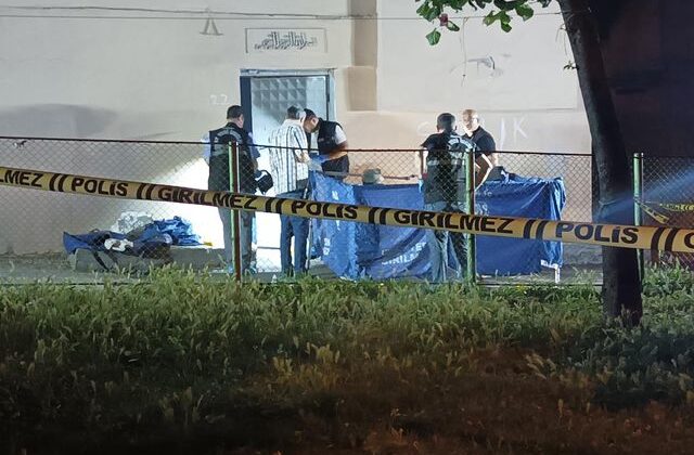 Evlerine gelen kişiyle tartışan karı-koca, başlarından vurularak öldürüldü