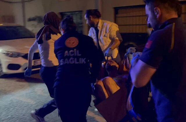 Psikolojik sorunları olan adam hem kendini hem annesini bıçakladı