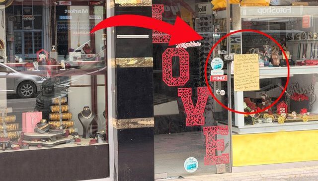 Cam silmekten yorulan esnafın eşi çareyi vitrine not asmakta buldu