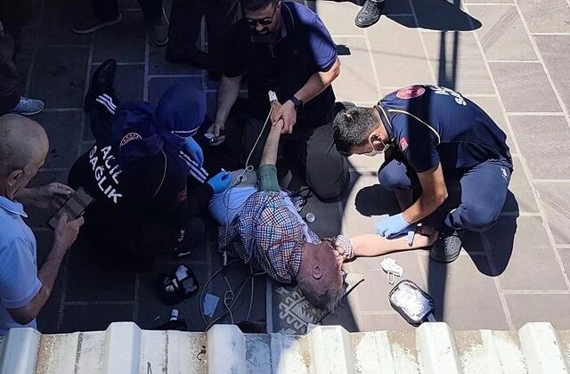 Kalp krizinden ölen arkadaşının cenazesinde kalp krizi geçirdi