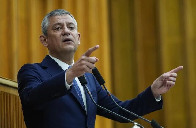“CHP fiilen kapanmıştır” diyen Özel yeni parti sinyali verdi