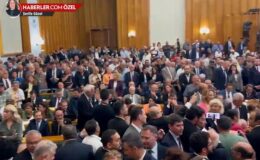 CHP grup salonunda hıncahınç kalabalık! Vekillerin hepsi aynı sloganı attı