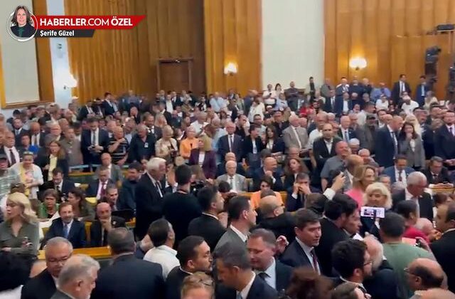 CHP grup salonunda hıncahınç kalabalık! Vekillerin hepsi aynı sloganı attı