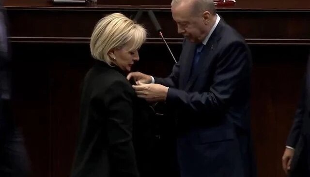 CHP’den istifa eden İstanbul Milletvekili Nimet Özdemir, AK Parti’ye katıldı