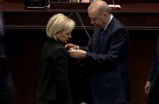 CHP’den istifa eden İstanbul Milletvekili Nimet Özdemir, AK Parti’ye katıldı