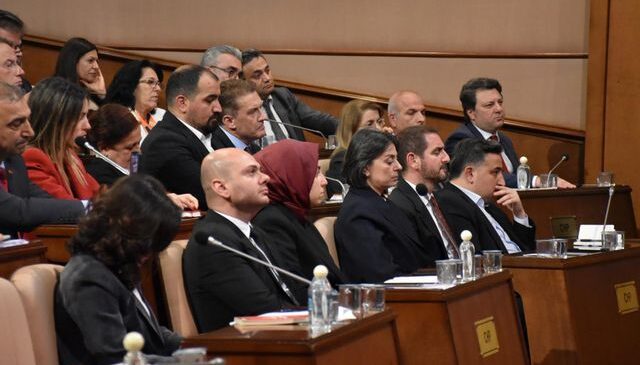 CHP’li İBB Meclis üyeleri taraflarını belli etti: Yerimiz Özgür Özel’in yanıdır