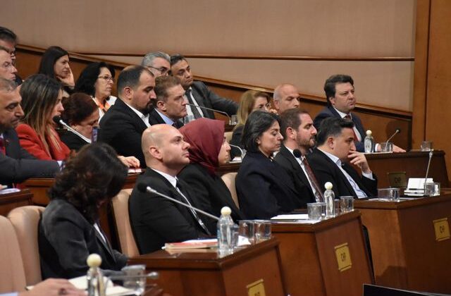 CHP’li İBB Meclis üyeleri taraflarını belli etti: Yerimiz Özgür Özel’in yanıdır