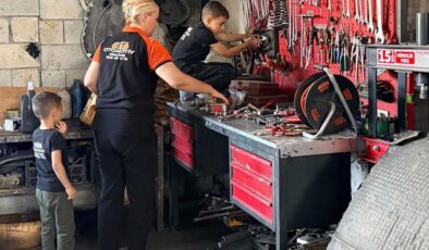 Yemek bırakmak için kocasının araç tamir atölyesine geldi, motor ustası oldu