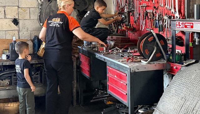 Yemek bırakmak için kocasının araç tamir atölyesine geldi, motor ustası oldu