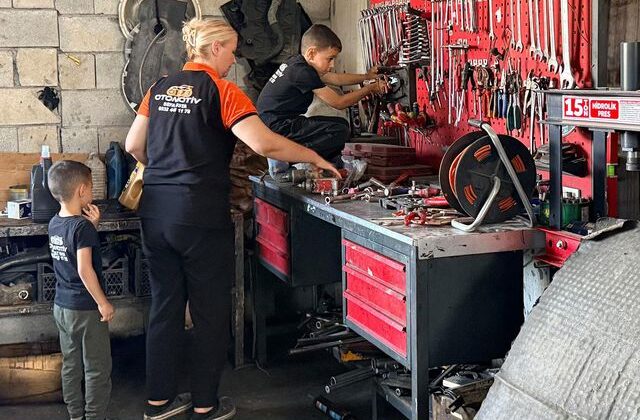 Yemek bırakmak için kocasının araç tamir atölyesine geldi, motor ustası oldu