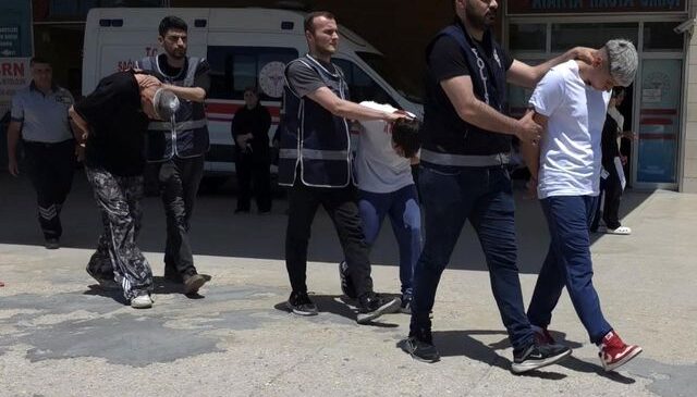 Çocuk parkında 10 kişiyi yaralayan saldırganlardan pes dedirten savunma