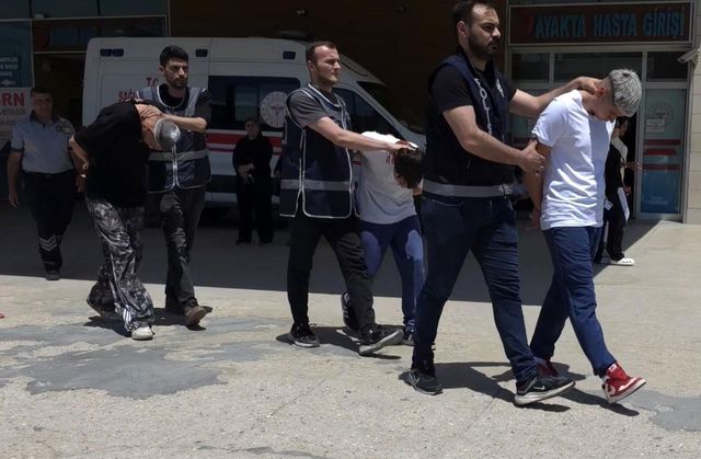 Çocuk parkında 10 kişiyi yaralayan saldırganlardan pes dedirten savunma