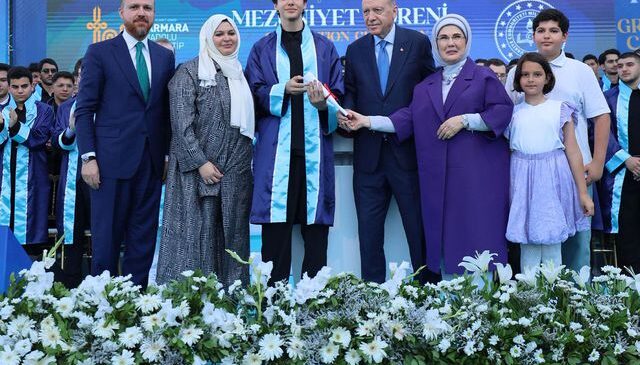 Cumhurbaşkanı Erdoğan’ın torunu Ömer Tayyip mezun oldu! Diplomasını bizzat kendi verdi