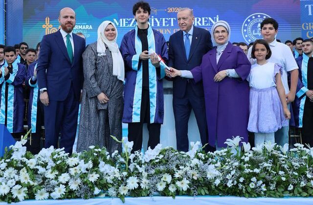Cumhurbaşkanı Erdoğan’ın torunu Ömer Tayyip mezun oldu! Diplomasını bizzat kendi verdi