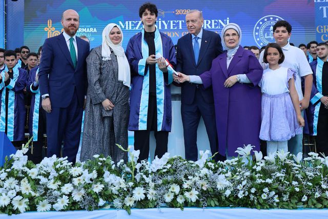Cumhurbaşkanı Erdoğan'ın torunu Ömer Tayyip Erdoğan mezun oldu: Diplomayı Cumhurbaşkanı verdi