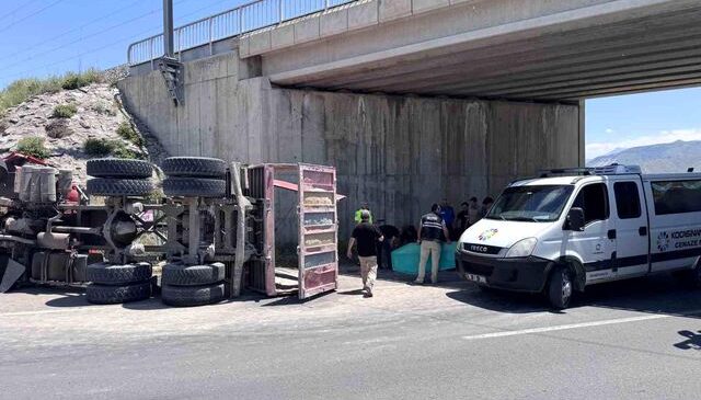 Damperi açılan kamyon köprüye çarptı: 1 ölü