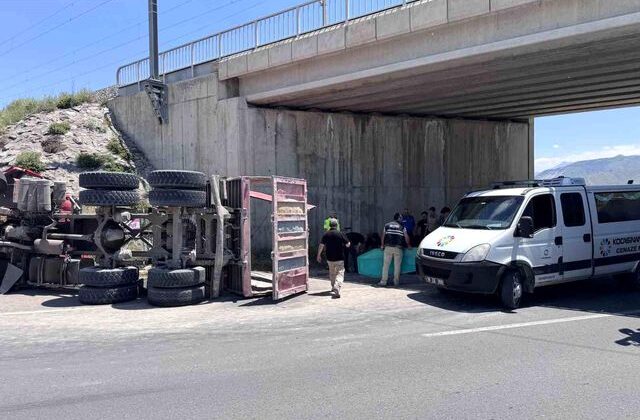 Damperi açılan kamyon köprüye çarptı: 1 ölü