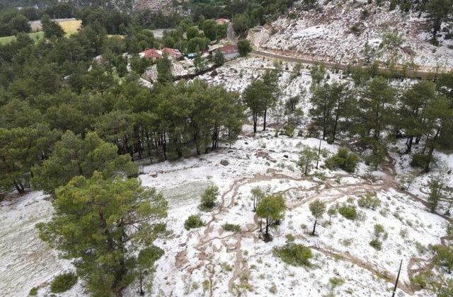 Haziran ayının ortasında şaşkına çeviren görüntü! Her yer beyaza büründü