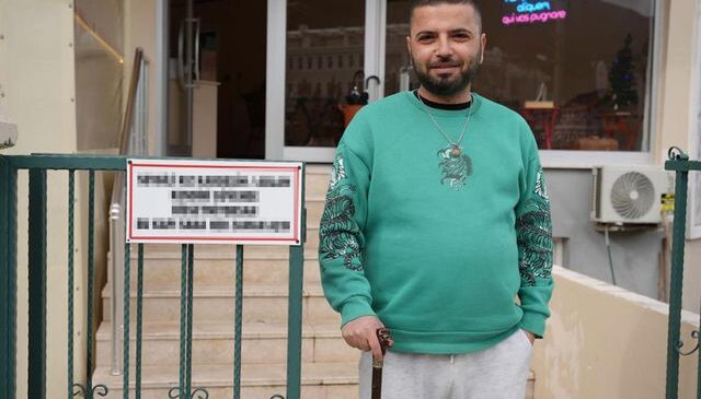 Dükkan girişine kadınlar için astığı yazı, kentte gündem oldu