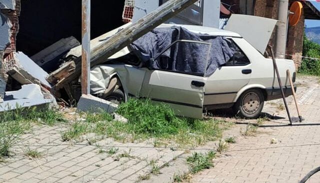 Denizli’de duvara çarpan otomobildeki yaşlı çift öldü