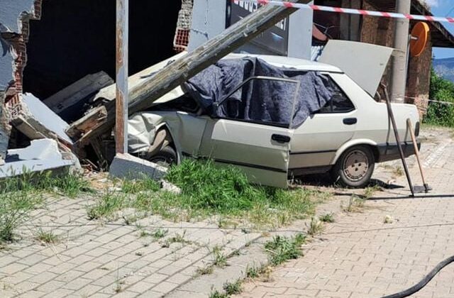 Denizli’de duvara çarpan otomobildeki yaşlı çift öldü