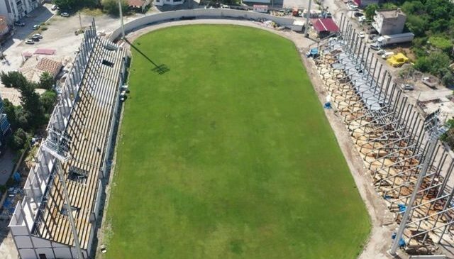 Depremde hasar alan 7 Ocak Stadyumu, yeniden yükseliyor
