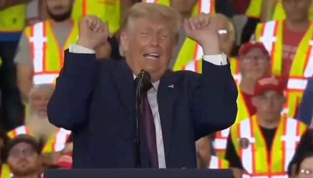 Donald Trump’tan kürsüde ilginç hareketler