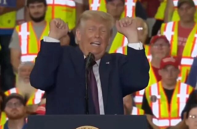 Donald Trump’tan kürsüde ilginç hareketler