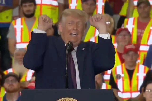 Donald Trump’tan kürsüde ilginç hareketler