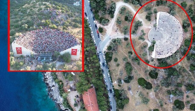 Dünya bu görüntüleri konuşuyor! 2 bin yıllık antik tiyatroda milli maç heyecanı
