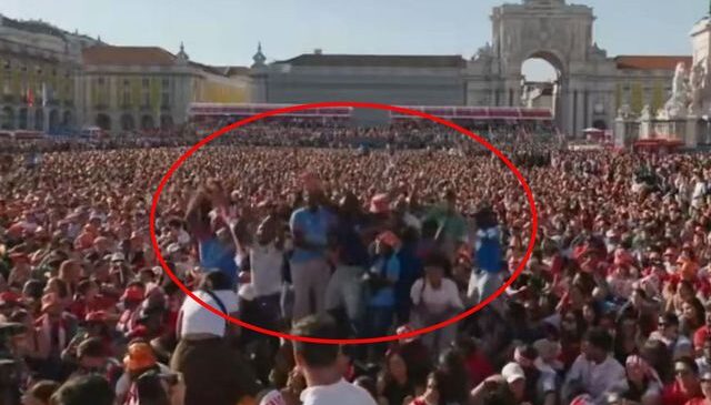 Dünya bu sevinci konuşuyor! Bir avuç taraftar 52 yıllık hasreti böyle bitirdi