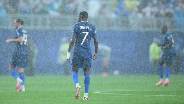 Dünya Kupası’na yıldırım engeli! Tribünler boşaltıldı, ikinci yarı başlamadı