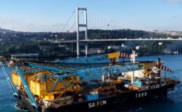 Dev vinç gemisi İstanbul Boğazı’ndan geçiyor