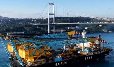 Dev vinç gemisi İstanbul Boğazı’ndan geçiyor