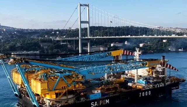 Dev vinç gemisi İstanbul Boğazı’ndan geçiyor
