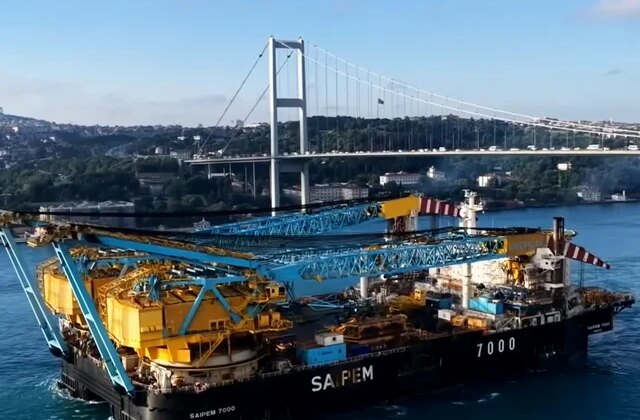 Dev vinç gemisi İstanbul Boğazı’ndan geçiyor