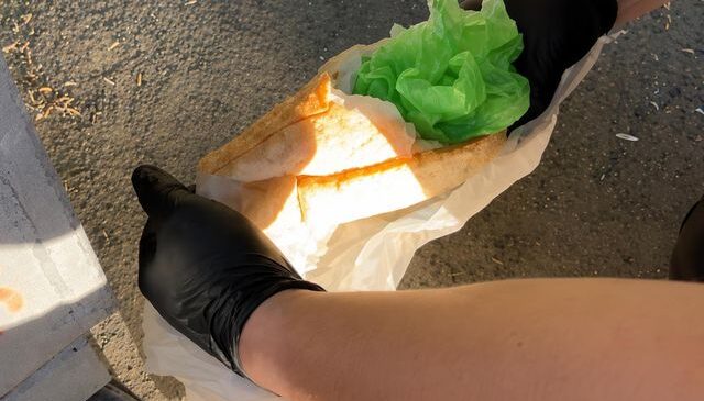 Uyuşturucuyu ekmeğin arasına saklamışlar! Polis görünce şaşkına döndü