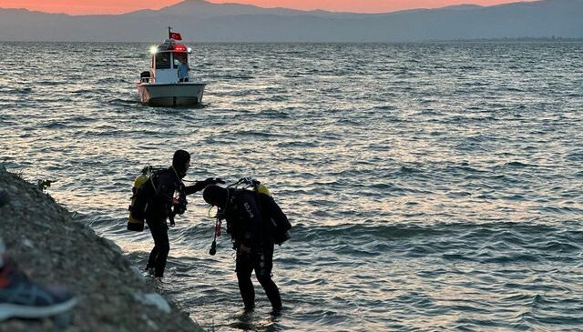 Emekli polis evladını kurtarmak isterken hayatını kaybetti