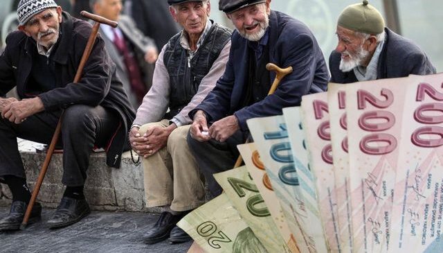 Milyonlarca emekli zam bekliyor! AK Parti sokağın sesine kulak verdi