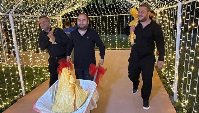 Tokat’ta arkadaşları damada 10 bin liralık madeni para taktı
