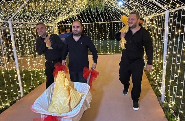 Tokat’ta arkadaşları damada 10 bin liralık madeni para taktı