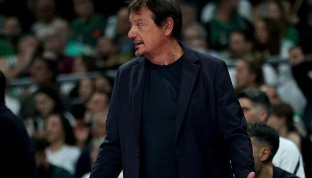 Ergin Ataman, Türkiye’ye hakaret eden Olympiakos taraftarına hadlerini bildirdi