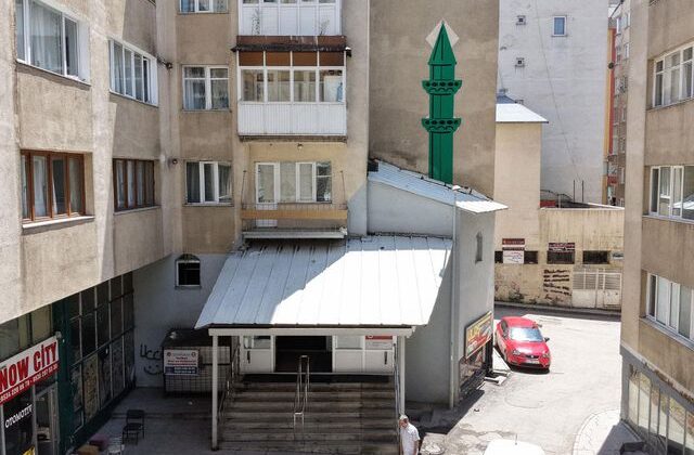 Uzaktan gören minare sanıyor, yanına yaklaşan şaşkına dönüyor