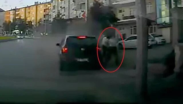 Erzurum’da otomobilin altında kalmaktan son anda kurtuldular; o anlar kamerada