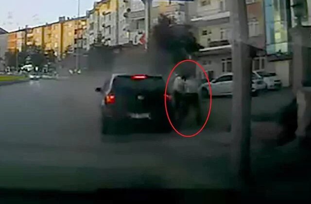 Erzurum’da otomobilin altında kalmaktan son anda kurtuldular; o anlar kamerada