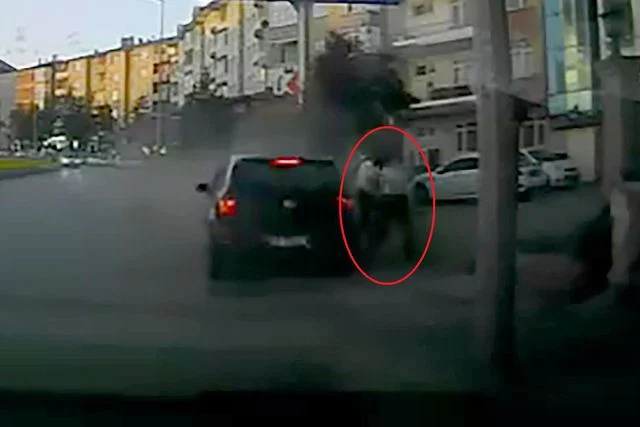 Erzurum’da otomobilin altında kalmaktan son anda kurtuldular; o anlar kamerada