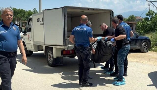 Eşini çocuğunun yanında defalarca bıçaklayarak öldürdü