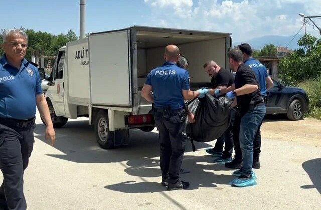 Eşini çocuğunun yanında defalarca bıçaklayarak öldürdü